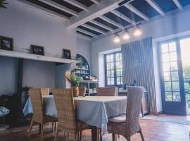 Maison 4 étoiles, centre Monein, 4 chambres, extérieur , jusqu'à 8 pers, hotel din Monein