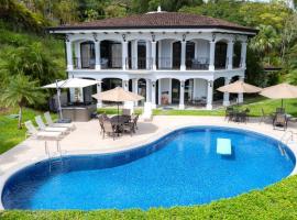 Casa Patron 6 bdrs pool in Los Suenos, hotel in Herradura