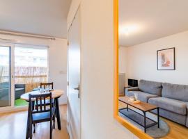 Well-equipped studio with balcony, hotel en Séné