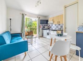 Le Nid de Magdalena - Piscine, hotel in Cambo-les-Bains