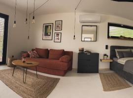 Danube Cottage, Hotel mit Pools in Kom&aacute;rno