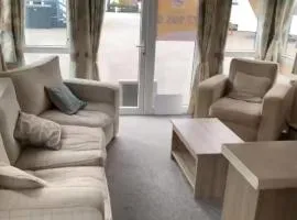 6 Berth Caravan At Southview Holiday Park Near Skegness Ref 33052M