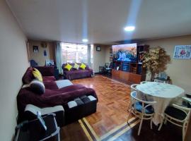 Dpto Amplio, TV75in, Cochera, Céntrico y BBQ, hotel in Huancayo