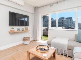 Coastal City Vibes - Stylish 2-Bedroom