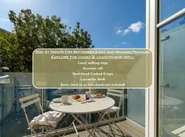 Clifftop Watch, River View and Balcony, 1 BR, Parking, Beach 10 min walk