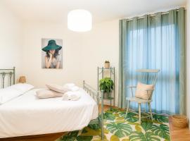 ISEO LAKE 3-Bedroom just 40 meters from the lake and 12 meters from Piazza Garibaldi, plážový hotel v destinaci Iseo