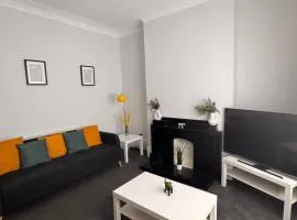 Grantham House - Sleeps 6 - Pet friendly - Parking
