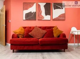 Stylish 2 Bed 2 Bath Apartment - Sleeps 5 - 3 Mins to St Margarets Station & Highcross - Free Parking