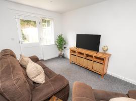 Modern 2-Bed Home with Driveway – Basingstoke, hotel in Sherborne Saint John