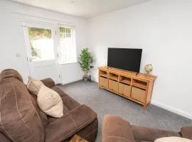 Modern 2-Bed Home with Driveway – Basingstoke