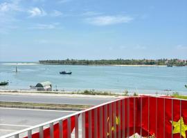HIKARU Homestay, strandhotel in Ðồng Hới
