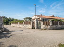 Holiday Home Puzari Vi, hotel i Batlug