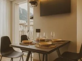 Luxury Retreat in Iseo - Jacuzzi, Balcony & Wi-Fi in the Heart of Town