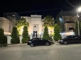Luxurious 5 bedroom Furnished Villa superb locationفيلا فخمه