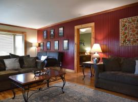 The McCloud Vacation Home on Mt Shasta, Sleeps 13, hotel in McCloud