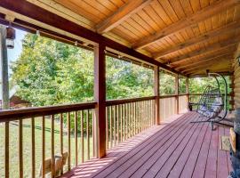 Walk to Douglas Lake Cabin with Private Hot Tub!, hotel a Walnut Grove