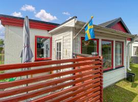 Lovely Apartment In Borgholm With Wifi، فندق في بورغولم