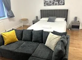 Spacious 5-BD Flat | Sleeps 10 | Parking & WiFi