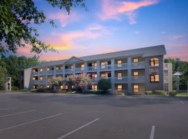 Fayetteville Bright & Chic Suite I Onsite Parking, hotel v destinaci Spring Lake