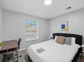 Cozy Contemporary Stay I Pool & Gym I Free Parking