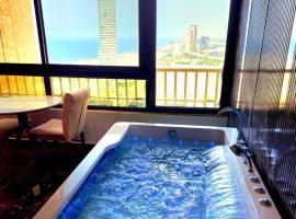 Suger Suite Sea View جناح سطح القمر اطلاله بحريه, hotel de playa en Yeda