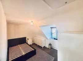 Cozy Double Room with Private Shower in Hampton Lakes