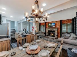 Amazing Condo with hot tub and screened in porch 8 passes to lake and beach, Hotel in Stoddartsville