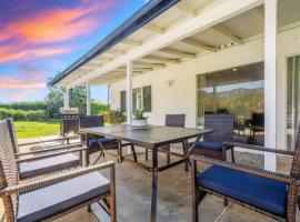 Wexford Hills Poolside Haven Backyard, BBQ, hotel v Los Angeles