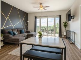 Luxury 2BR Condo Steps from UAB Campus 5a、ホームウッドのホテル