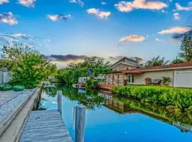 Nokomis Waterfront Unit Walk to the Beach and Dining