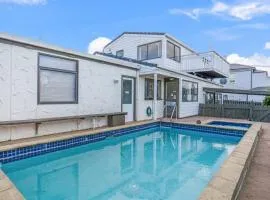 Parnell Home with Pool, Parking and Rangitoto View