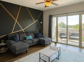 Luxury 2BR Condo Steps from UAB Campus 5b、ホームウッドのホテル