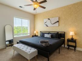 Luxury 2BR Condo Steps from UAB Campus 4th、ホームウッドのホテル