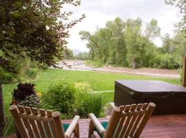 Spectacular Driggs Townhome with Hot Tub, מלון בדריגס