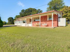 Walk to Marina: Family Home w/ Yard in Kingston, hotel em Kingston