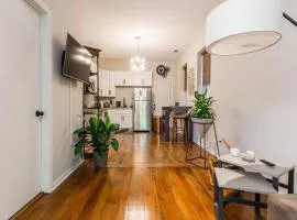 Wicker Park Flat with FREE Early Check-In & Late Checkout