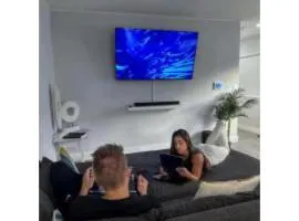 16 PPL - 5 min to Brickell - Bars - Nightlife - King Bed - Hot Tub
