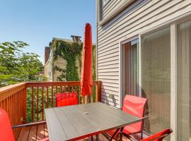 Remote Work Hub Philly Condo 3 Mi to Center City!, apartmán v rezidenci v destinaci Filadelfie