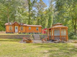 Charming Couples Cabin on 40 Acres in Zanesville, hotel en Holiday Inn Heliport