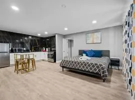 Bright and Cozy Studio in Prime West University Location