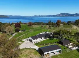 Hamurana Lakeview Farmhouse Luxury Retreat