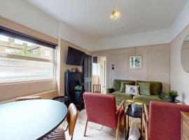 Stylish 2-Bed Cottage with Courtyard Garden Near South Ealing Tube Station, Hotel in London
