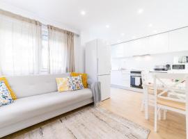 Artistic 2-bedroom apartment with courtyard, hotel v Lisabonu