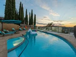 Entire Private 4BR 2Bth, Pool, View, 4 Parking, King Bed, Big Yard