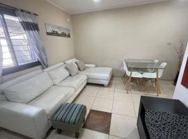 Departamento frente al shopping con patio, hotel di San Juan