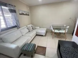 Departamento frente al shopping con patio