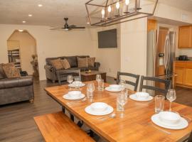 Fall 2025 Remodeled Family Retreat 15ppl, ξενοδοχείο σε Page