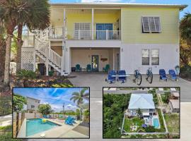 Beach Hot Tub & Pool Getaway in Palm Coast walk or bike to the beach، فندق في Marineland