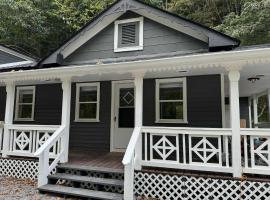 The Renovated Farmhouse at Seneca Rocks, hotel in Seneca Rocks