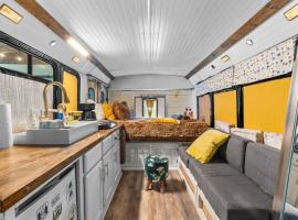 Covered Bridge Tiny Home Bus On The Water In Rrg，位于Stanton的小屋